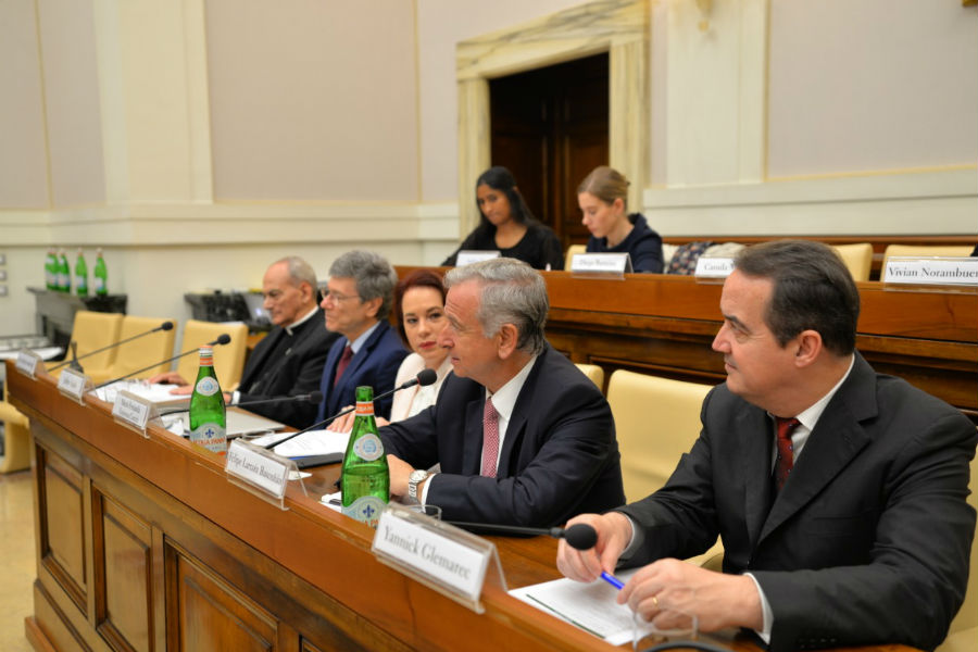 Larraín en cumbre en Vaticano: “cambio climático podría empujar a más de 100 millones de personas a la pobreza para 2030”