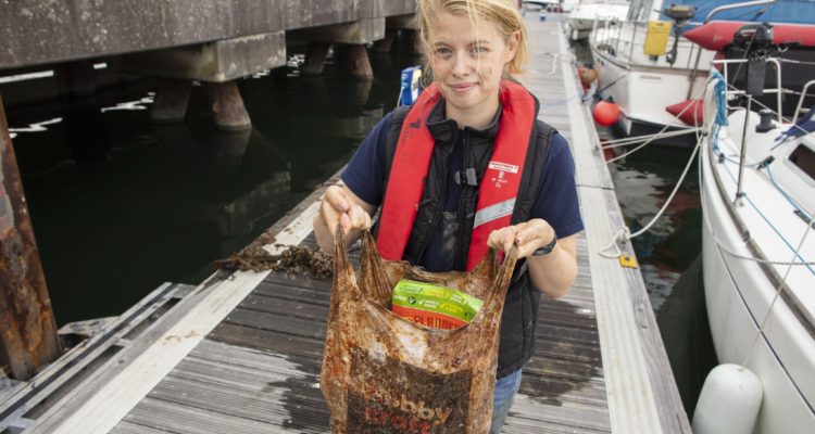 Estudio demuestra que las bolsas “biodegradables” siguen intactas luego de 3 años en el mar
