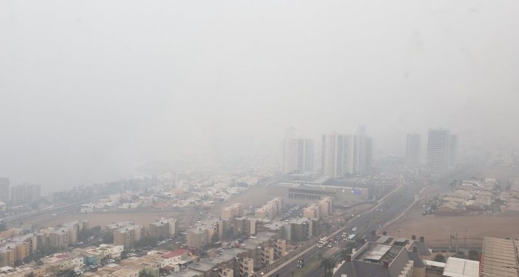 Nube alertó a Alto Hospicio tras incendio en acopio de azufre: 111 personas tuvieron complicaciones
