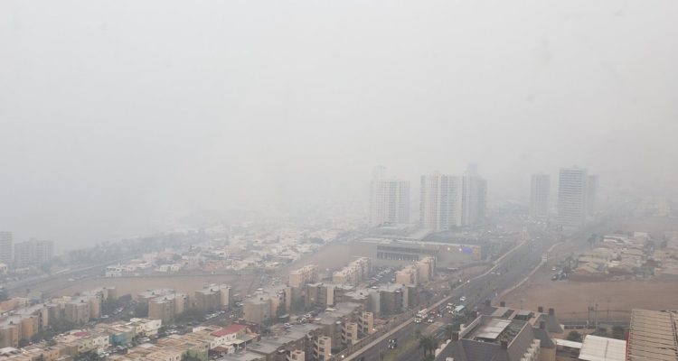 Nube alertó a Alto Hospicio tras incendio en acopio de azufre: 111 personas tuvieron complicaciones