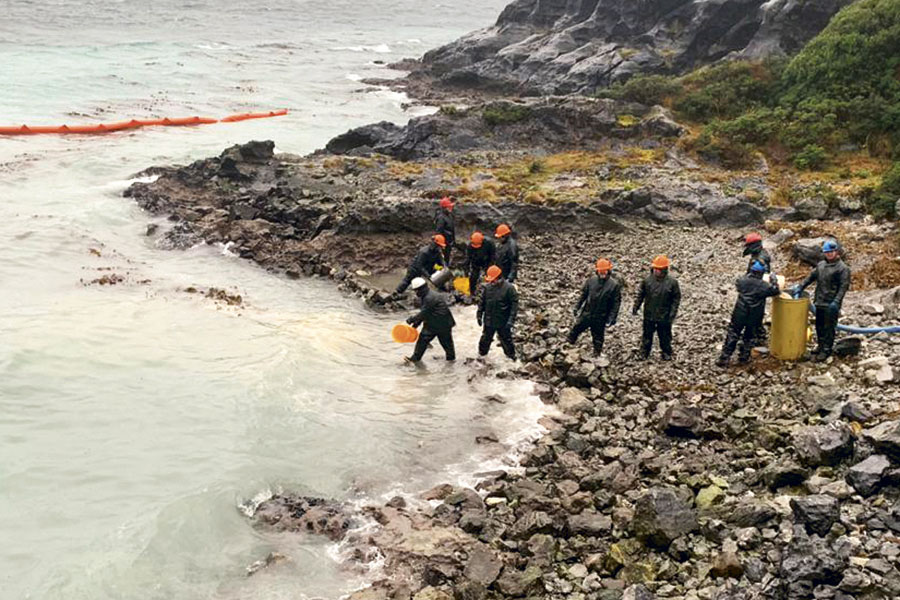 Derrame de diésel en isla Guarello está contenido, pero efecto sería devastador