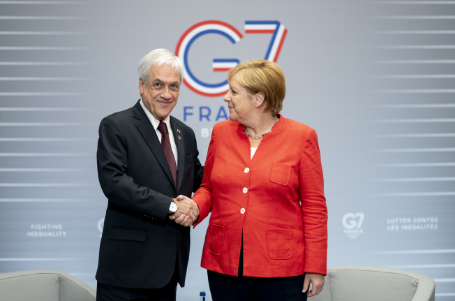 Necesidad de aumento de inversión alemana en litio marca encuentro de Piñera y Merkel en G7