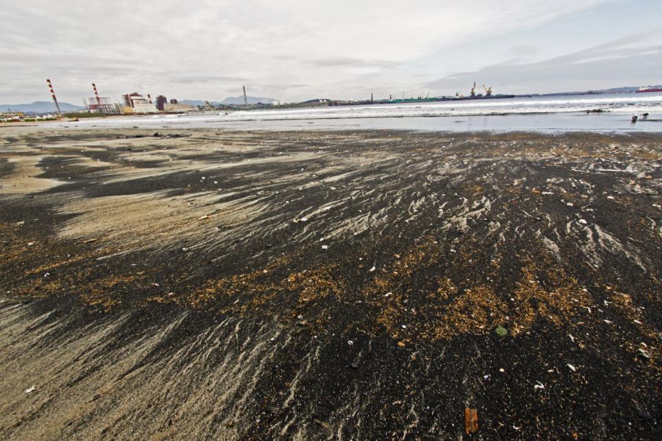 Por sexto día consecutivo se registran varamientos de carbón en playa Ventanas