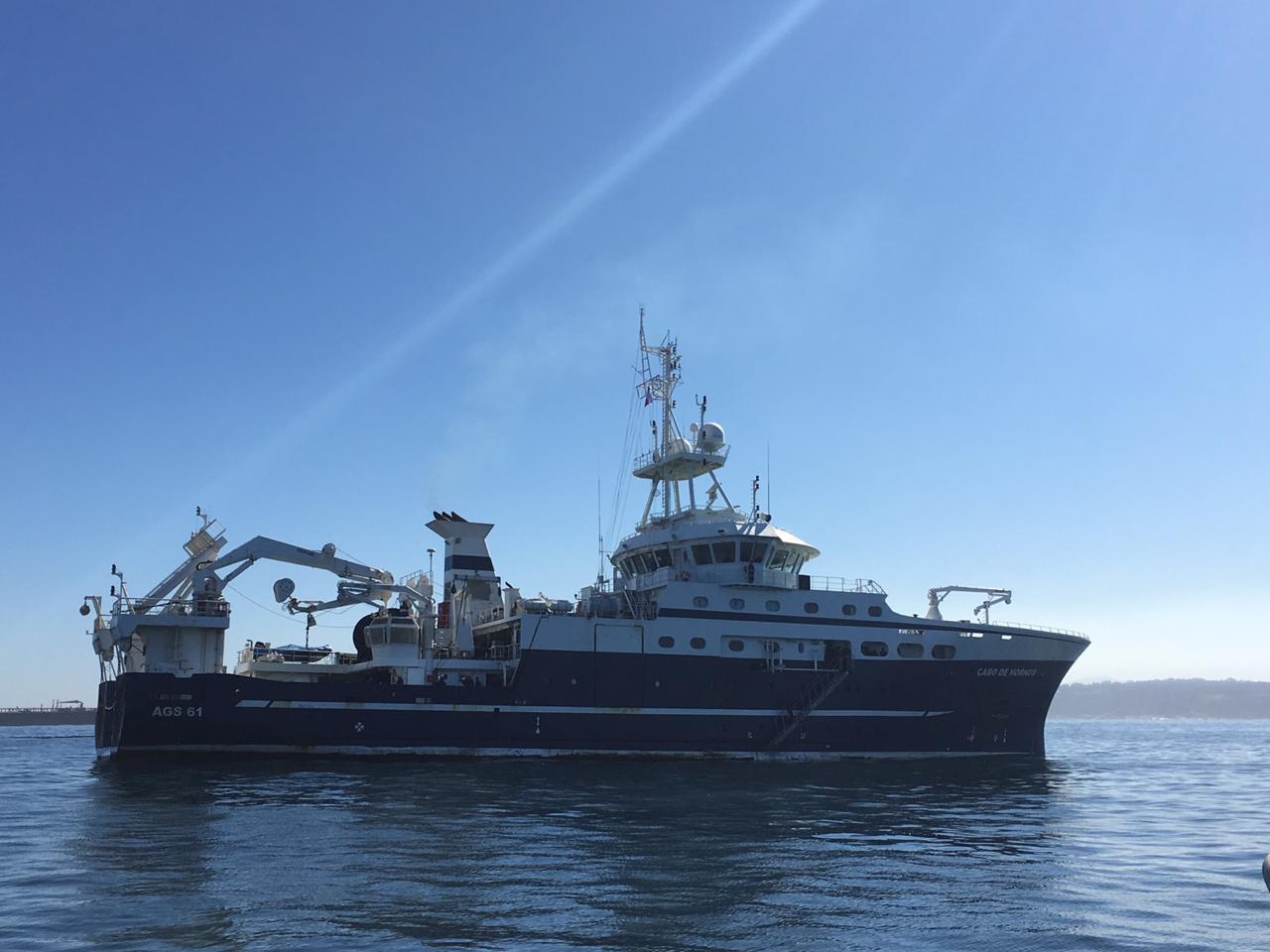 Comienza sondeo de buque “Cabo de Hornos” en Quintero por varamientos de carbón