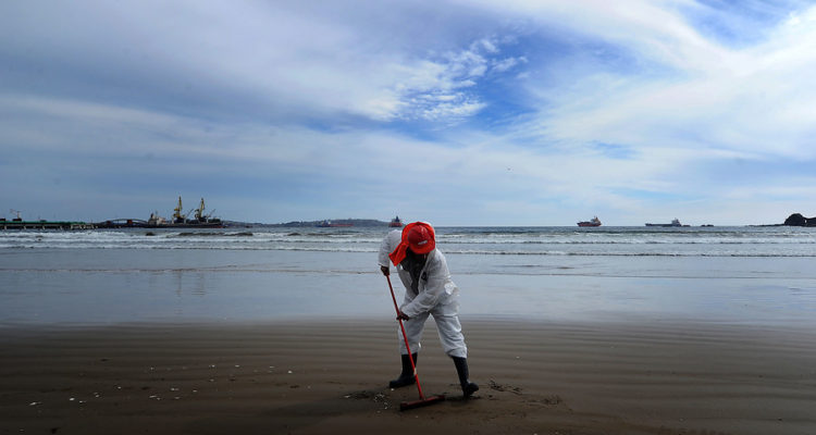 Corte Suprema acoge demanda en contra de ENAP por contaminación en bahía de Quintero en 2014