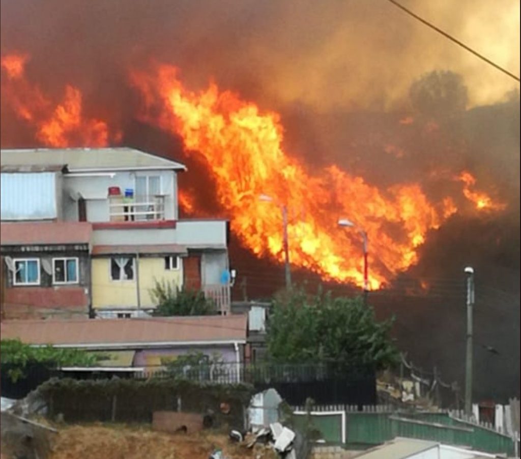 Incendios Valparaíso: expertos coinciden en que abandono del territorio es un factor de riesgo en Valparaíso