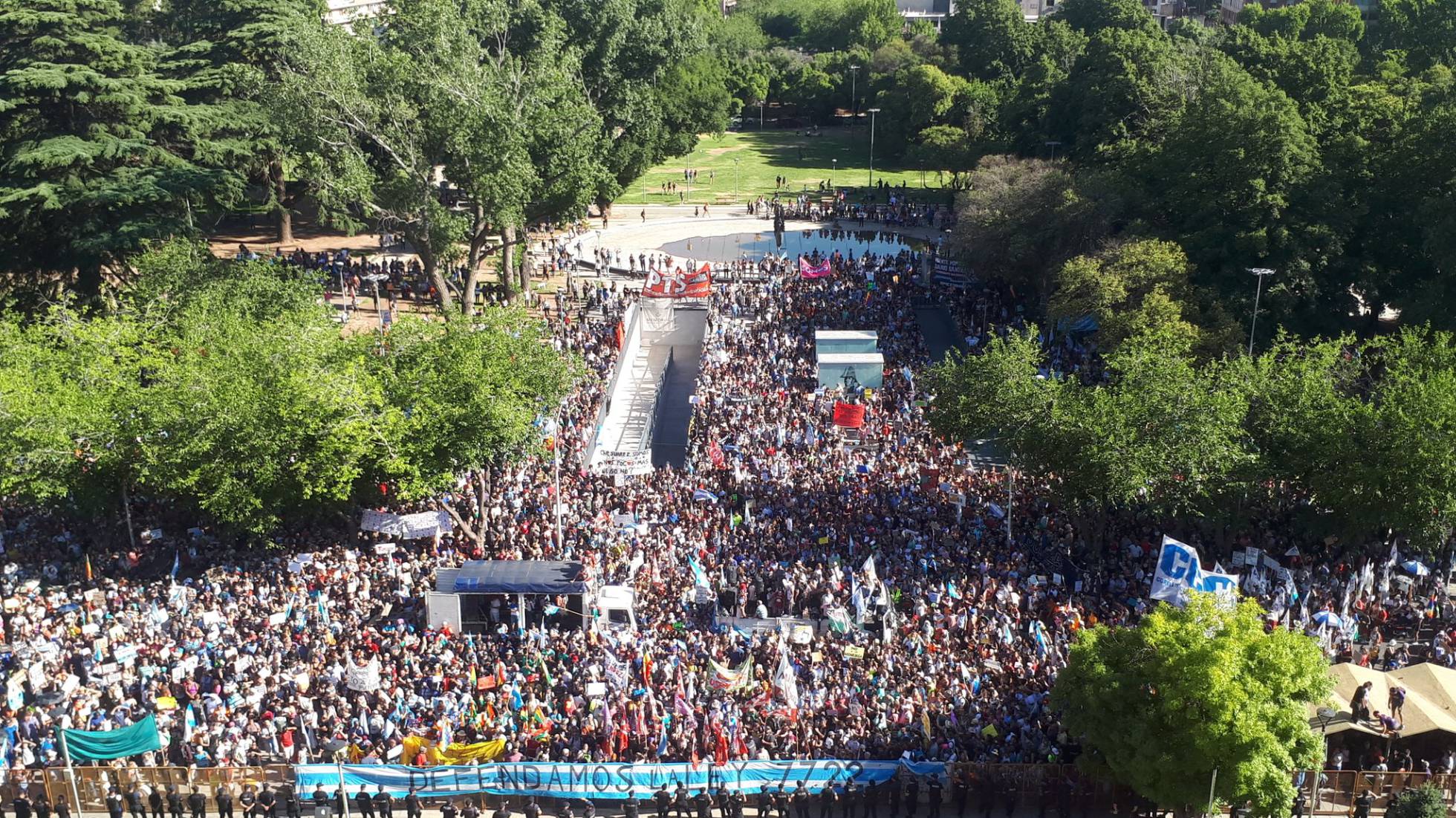 Protesta masiva en los Andes argentinos contra el uso de cianuro en la minería