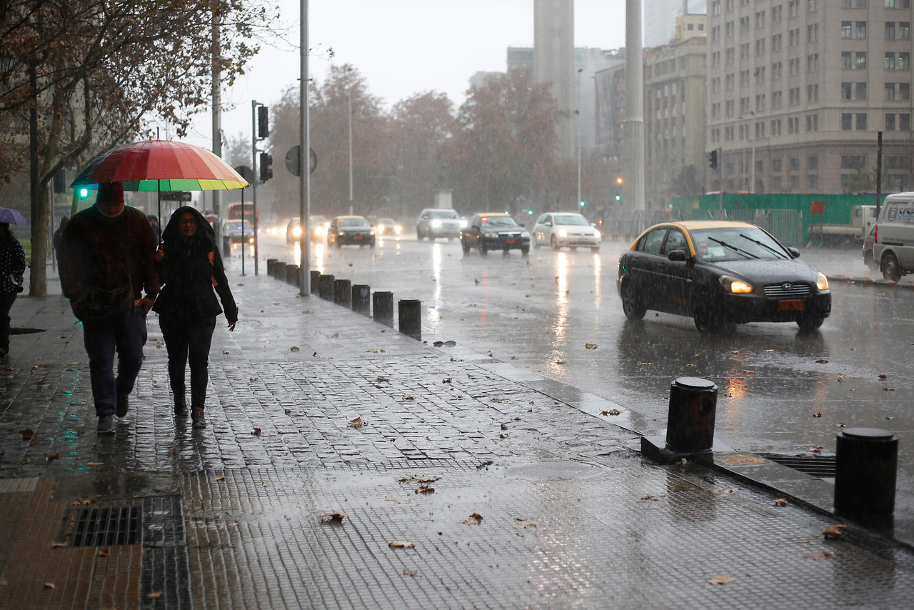 Santiago tuvo su día más lluvioso en dos años y el sur ve alivio en zonas de sequía