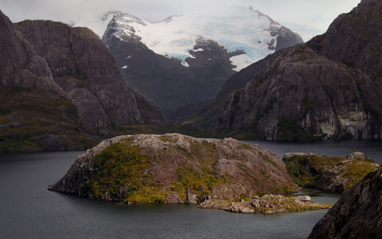 Comunidades Kawésqar y ambientalistas solicitan el retiro de salmoneras de reserva nacional en la Patagonia