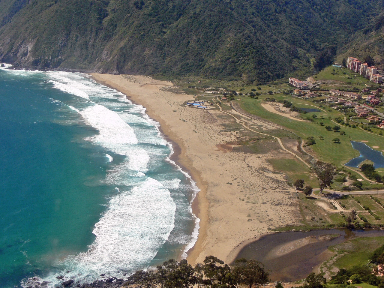 Parque eólico en cerro Curauma enfrenta a los vecinos de Quintay con empresa AES Gener