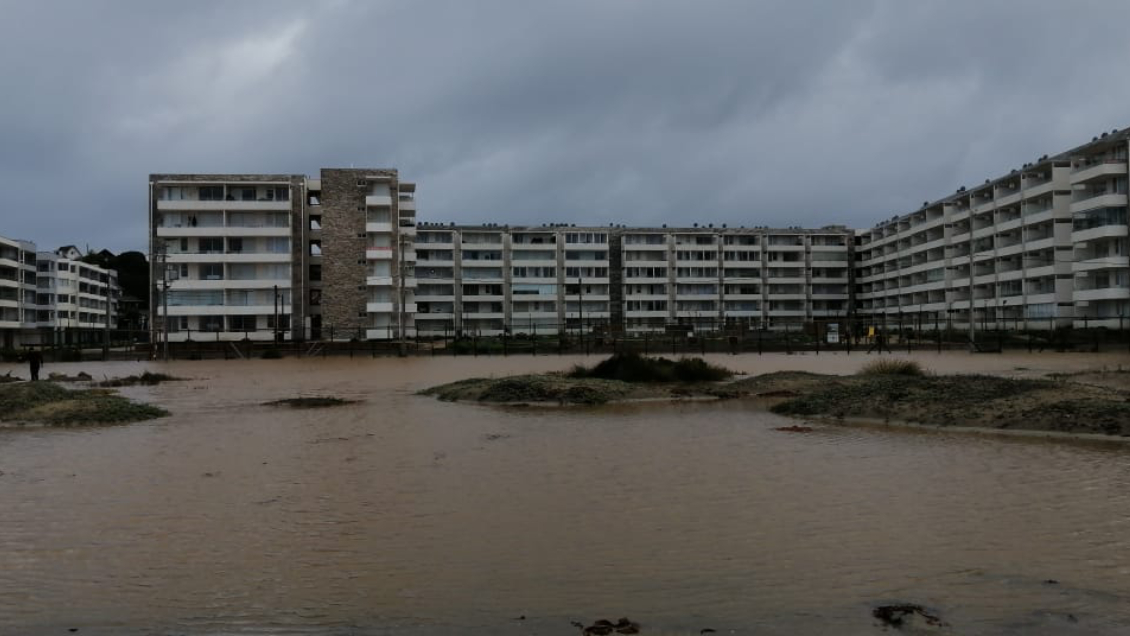 Lluvias inundaron edificios construidos sobre un humedal en Los Molles