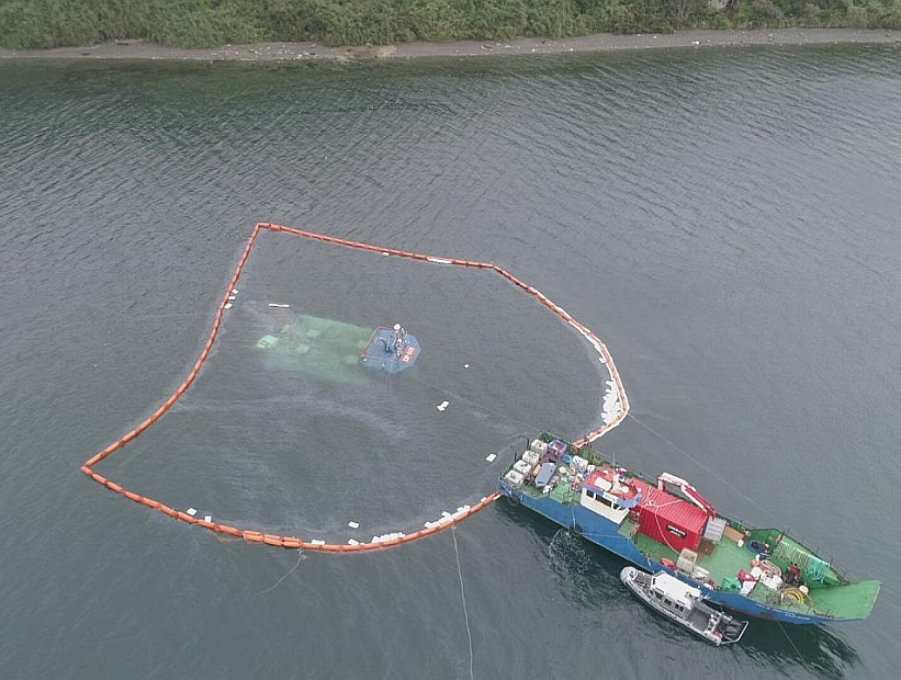 SMA ordena medidas por hundimiento de pontón salmonero en Punta Quillaipe