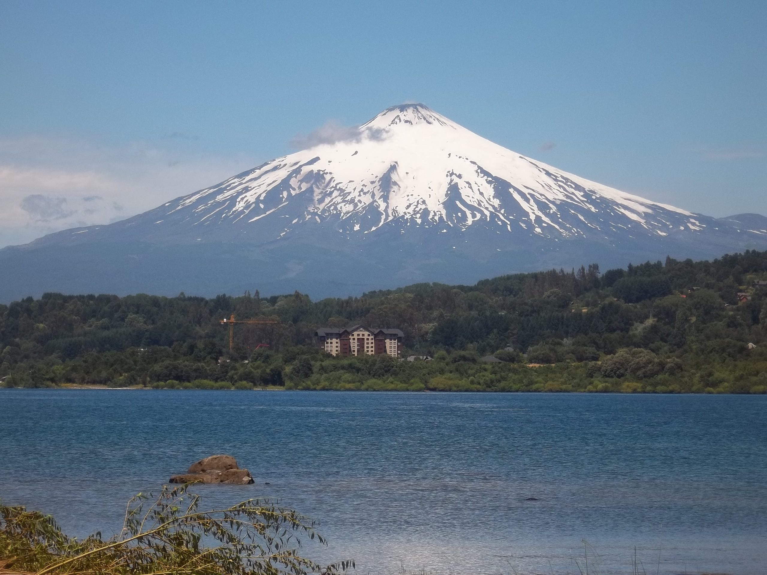 Contraloría detectó que 94% de obras en borde del lago Villarrica no posee concesión marítima y fijó 2021 como plazo para iniciar regularización