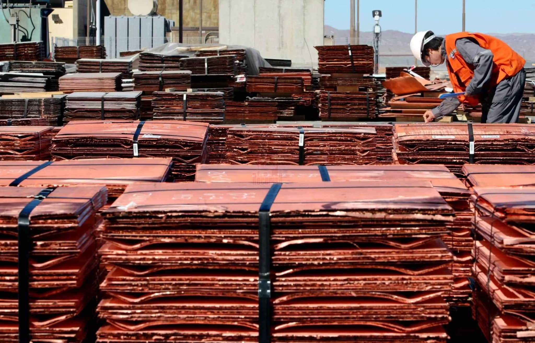 China cumple con amenazas para frenar alzas de materias primas, y cobre sigue a la baja