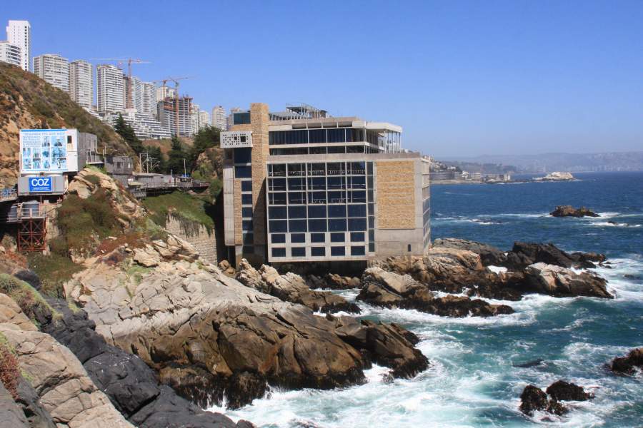 Orden de demoler el Hotel Punta Piqueros abre debate sobre posible daño ambiental