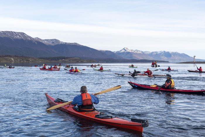 Kayakistas chilenos y argentinos realizan manifestación en el Canal Beagle en rechazo a la industria salmonera