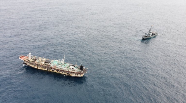 La flota pesquera china y barcos de otros países depredan la fauna de las Galápagos: qué pueden hacer los gobiernos de la región para evitarlo