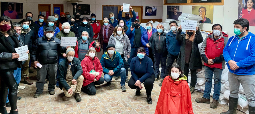 Comunidad de Puyuhuapi reclama por instalación de balsas jaulas en plena bahía durante la madrugada