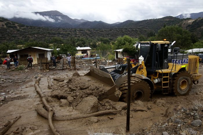 Aluviones, desertificación e incendios: libro advierte sobre riesgos de desastres que enfrenta la Región Metropolitana debido al cambio climático