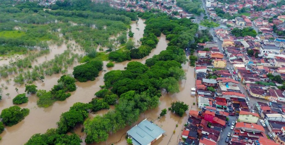 Al menos 21 fallecidos y 77.000 desplazados ante las graves inundaciones en Brasil