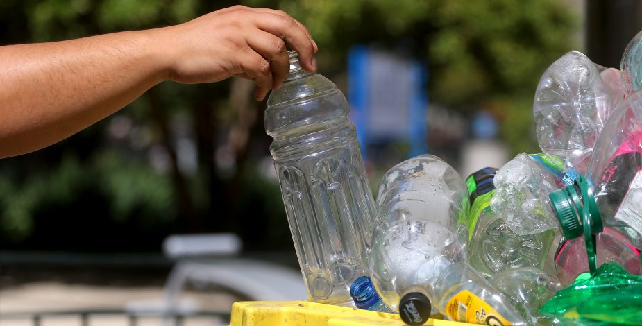 Municipalidad de Providencia se querelló contra empresa de reciclaje: video registró mezcla de residuos estándar con los reciclables