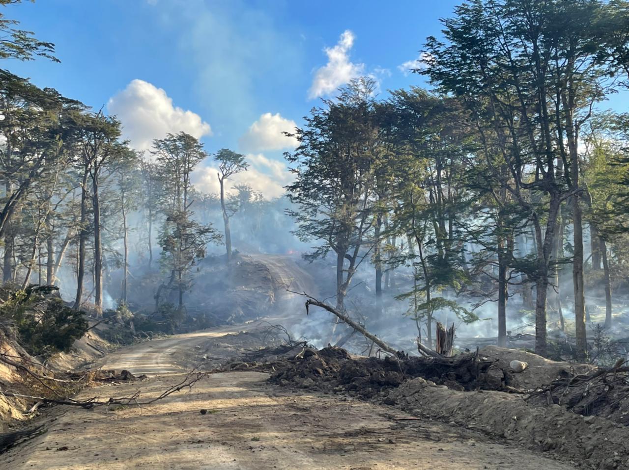 Se mantiene combate a incendio en Tierra del Fuego