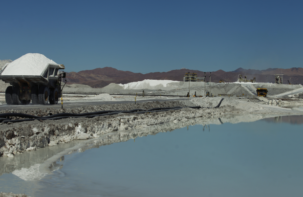 Peligroso ’oro blanco’: cómo la extracción del litio amenaza los recursos hídricos en Chile