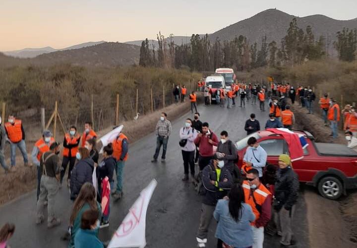 Vecinos se toman ingreso a tranque del grupo Luksic: «No toman en serio el conflicto»