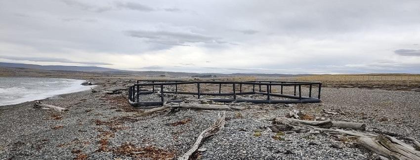 Notifican a salmonicultoras por contaminación de playa en isla Riesco