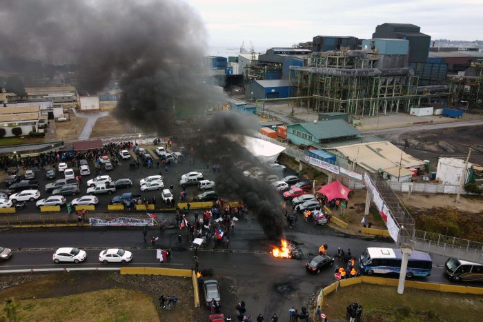 Todas las divisiones cerradas: trabajadores de Codelco inician paro tras anuncio de cierre de la Fundición Ventanas