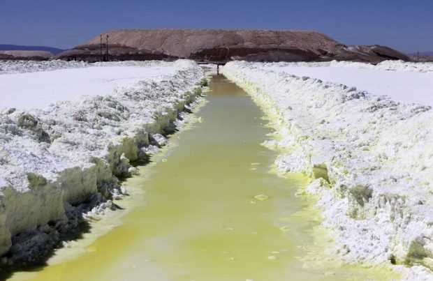 Ministros de Minería y Ciencia establecen estrategia de fomento y priorización del litio y salares