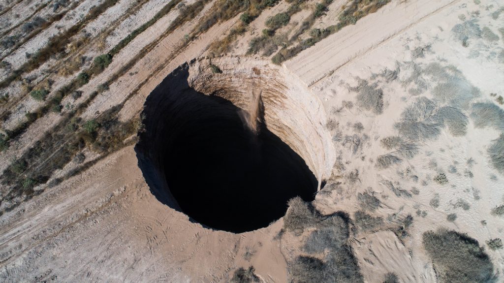 Socavón en Tierra Amarilla: Onemi ordena perímetro de seguridad por amenaza de hundimiento