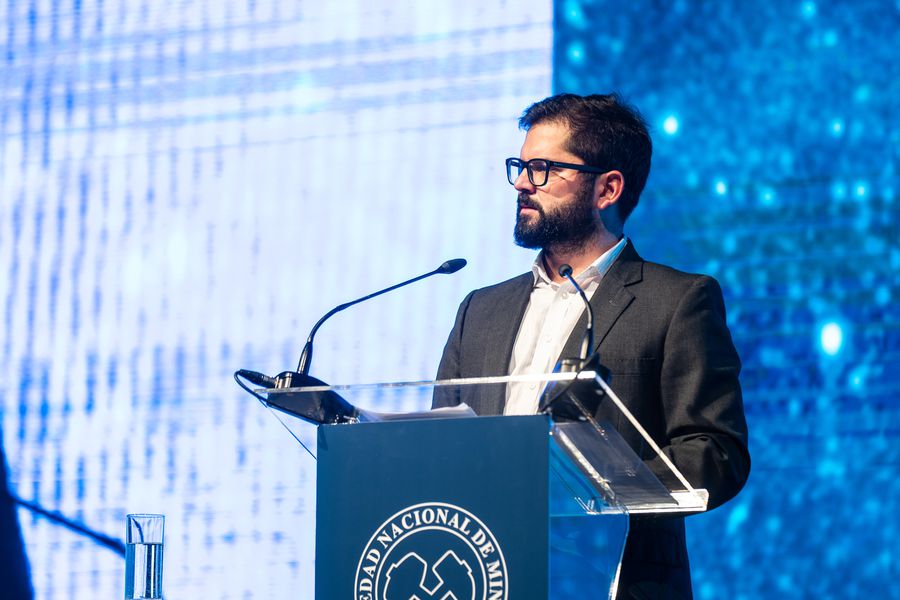 Boric golpea la mesa ante la Sonami en tensa Cena Anual de la Minería