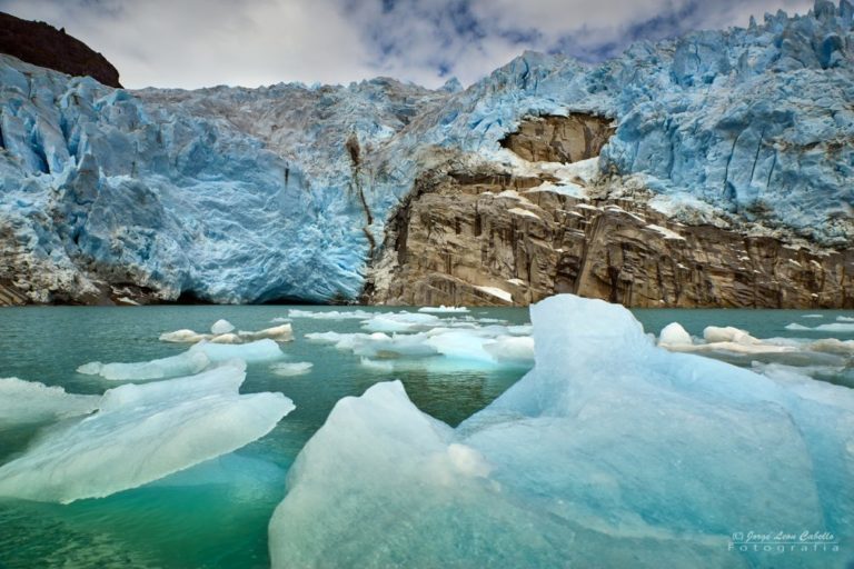 ¿Por qué la salida de salmoneras del Parque Nacional Laguna San Rafael genera críticas entre ambientalistas?