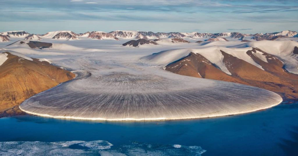 Groenlandia: La isla que se derrite mientras los mutimillonarios aprovechan de extraer minerales