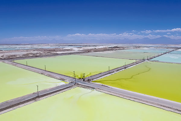 Canadá ordena a tres empresas chinas que salgan del accionario de tres mineras locales de litio