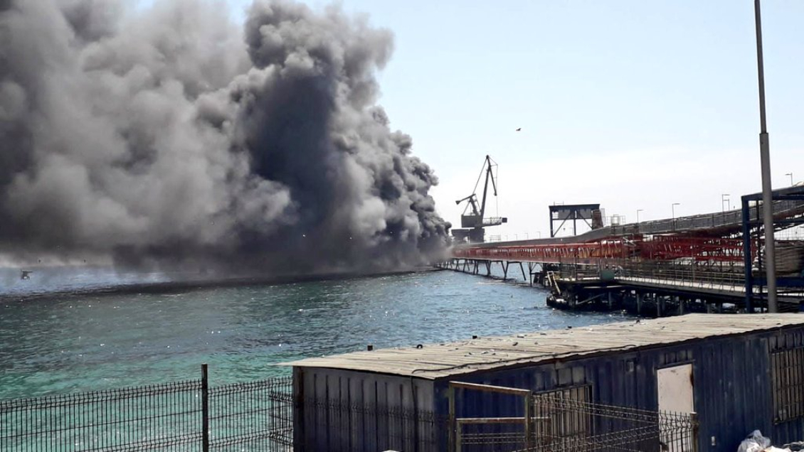 Enorme incendio afectó al terminal Mejillones: Se habría originado durante una descarga de carbón