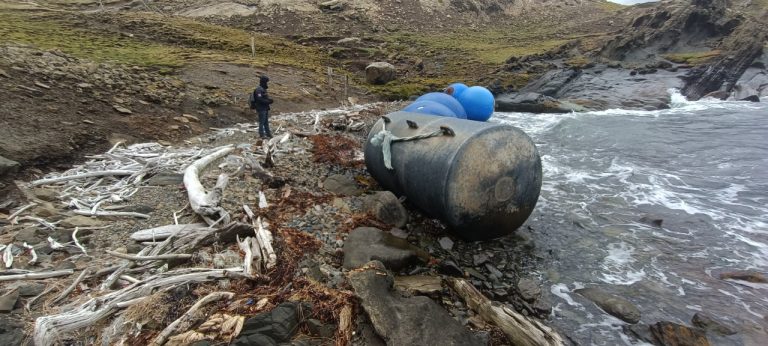 Detectan importante foco de desechos de empresas salmonicultoras en isla Riesco