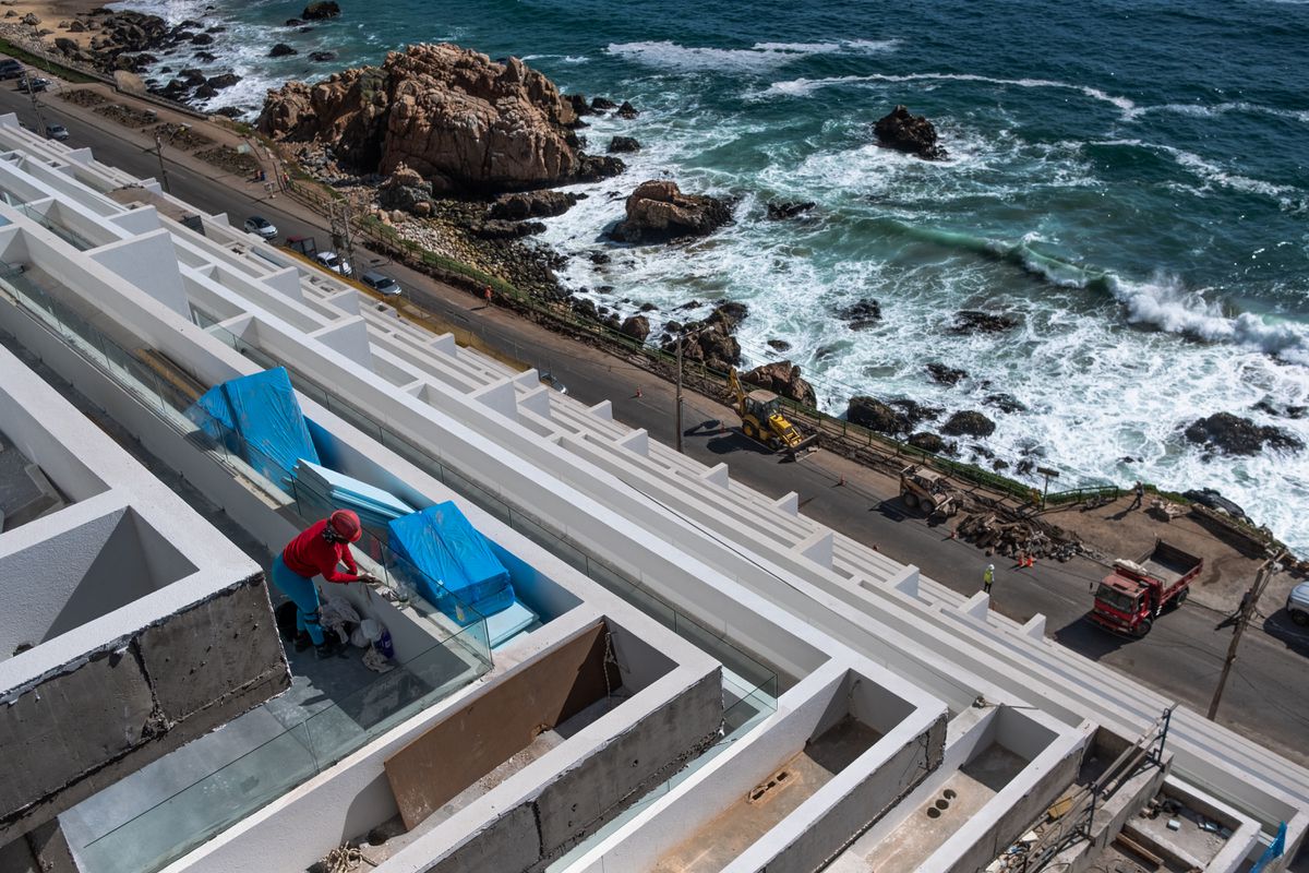 Asfixiadas por proyectos inmobiliarios: así es como apenas sobreviven las costas de Chile