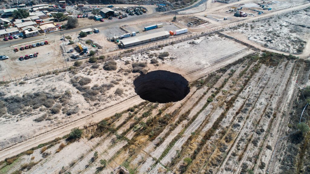 CDE presenta demanda por daño ambiental contra Minera Ojos del Salado y Lundin Mining por socavón en Tierra Amarilla