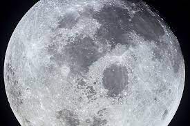 China encuentra una gigante reserva de agua en la Luna y da luces sobre el misterio de su origen