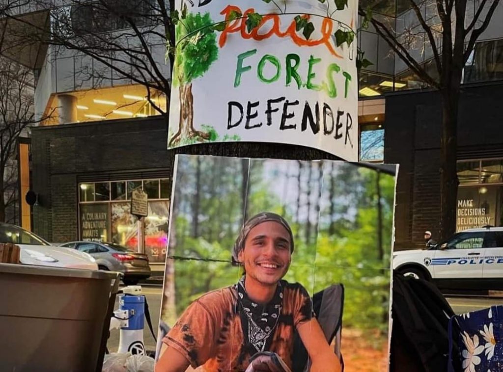 Autopsia encuentra 57 balas en defensor ambiental baleado por la policía de Estados Unidos