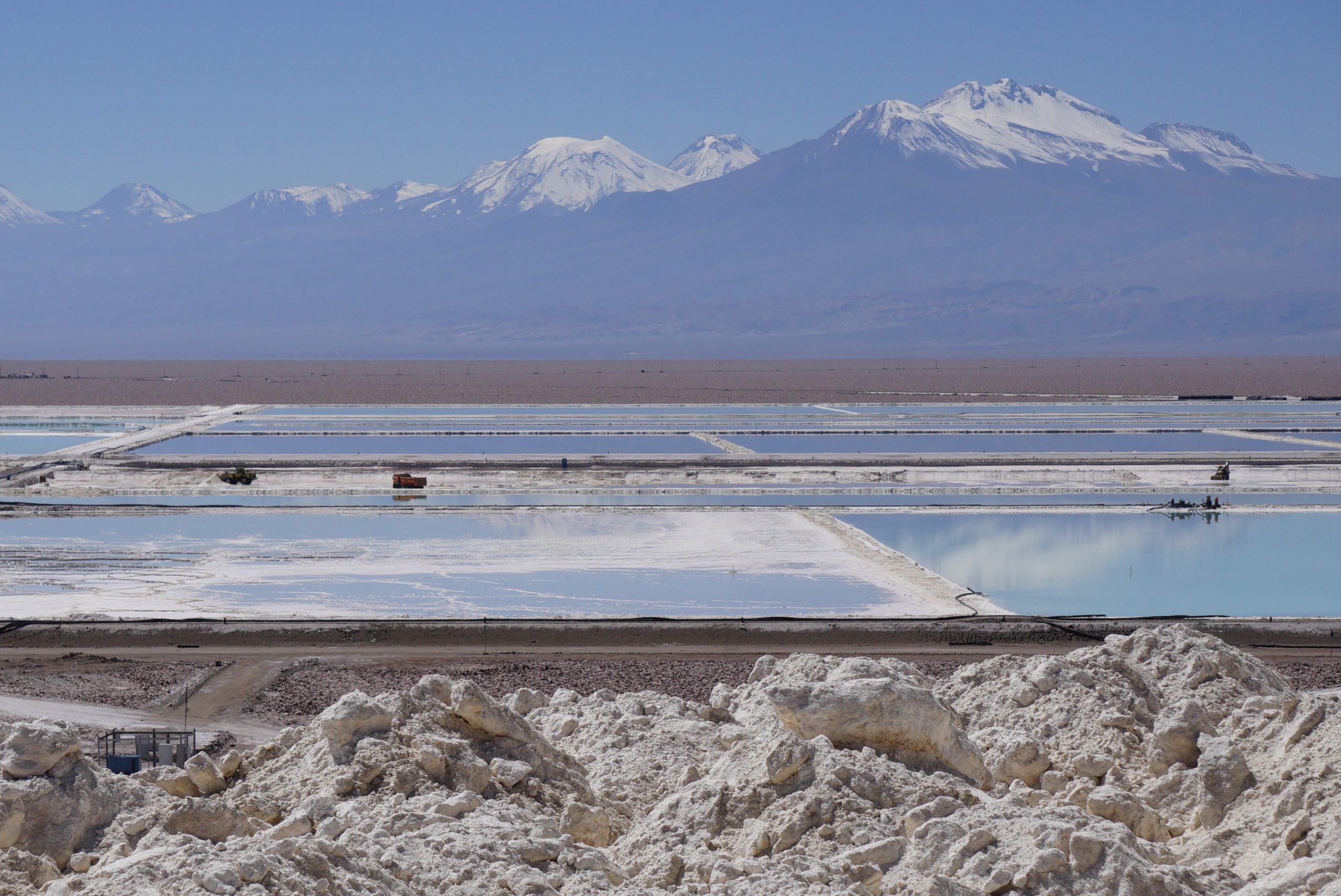 Una tonelada de litio requiere usar 10.300 litros de agua dulce y evaporar 120 mil de salmuera