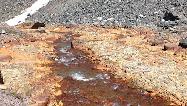 Cambio climático está empeorando la calidad de las aguas de deshielo en la Región Metropolitana