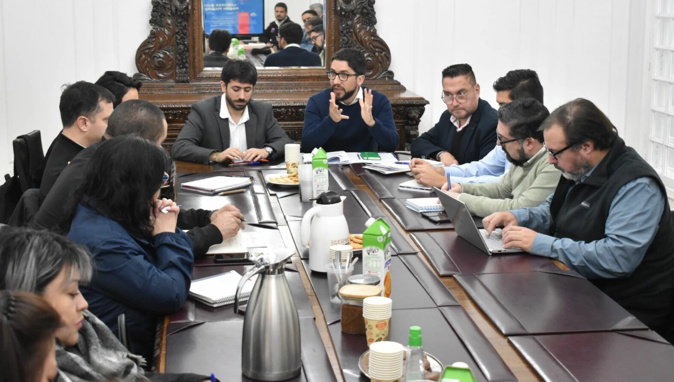 Instalan mesa tripartita que abordará condiciones de buzos en la salmonicultura