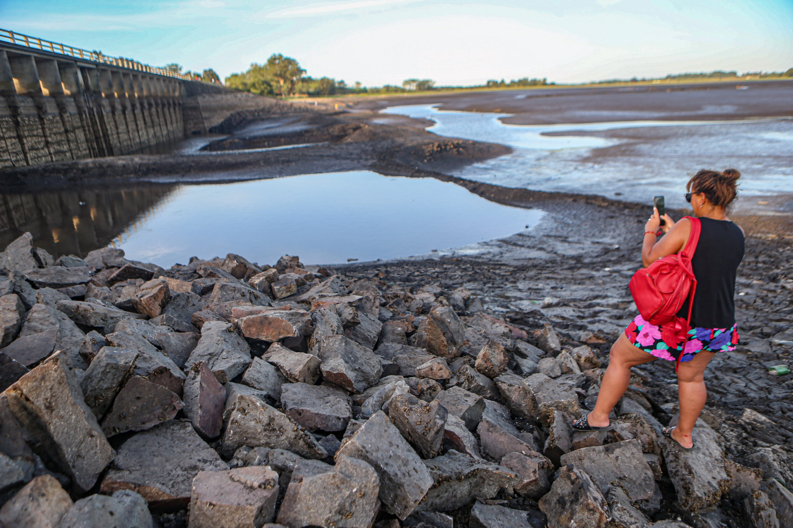 Montevideo implora por lluvias para no quedarse sin agua en 18 días: se agudiza la crisis hídrica en Uruguay