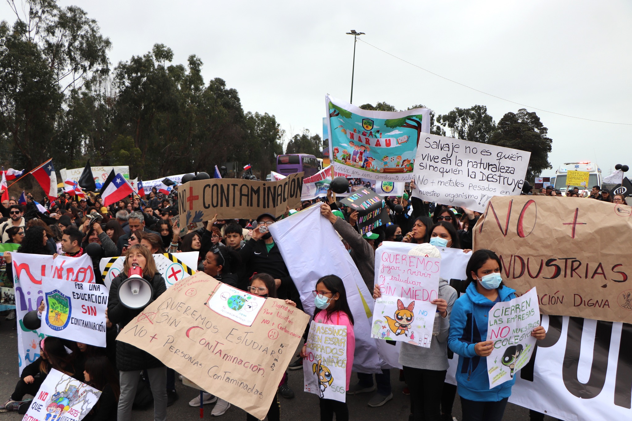 Habitantes de Quintero se tomaron ruta de acceso en protesta por contaminación
