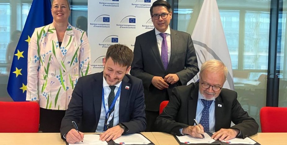 Ministro de Energía firma convenio con el Banco Europeo de Inversiones para acelerar la transición energética