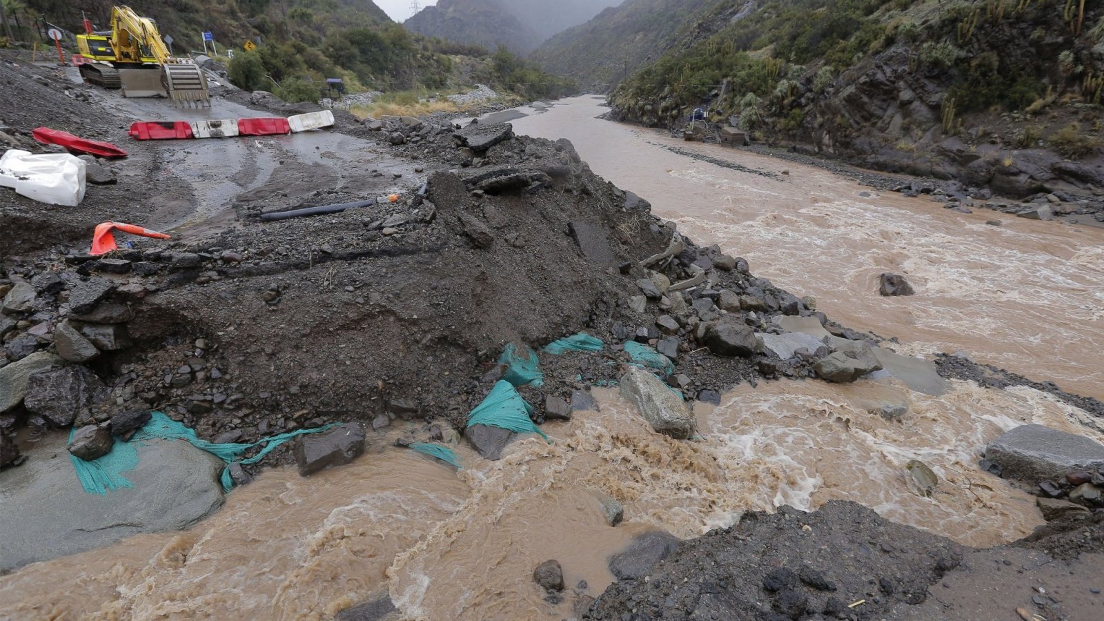Posible desborde río Maipo y canal Santa Marta, evacuaciones y suspensión de clases: Impacto de lluvias en la RM