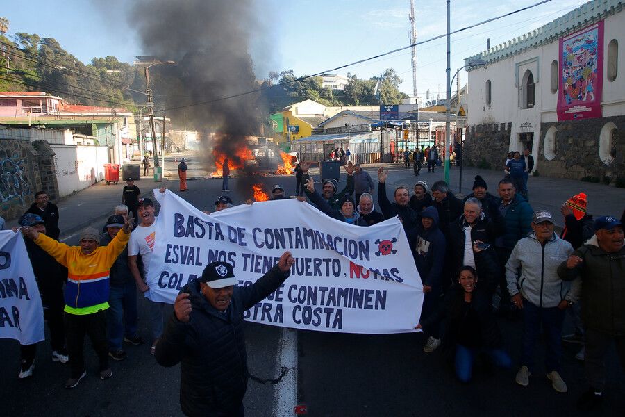 Con barricadas, vecinos y pescadores protestaron por la contaminación